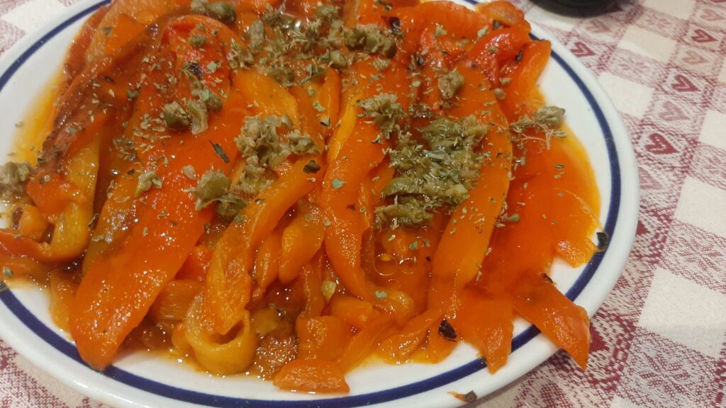 peperoni con origano olive e capperi