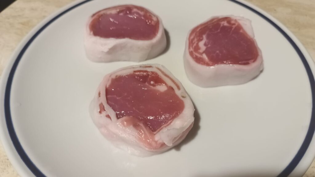 Filetti di maiale con lardo e speck crudi