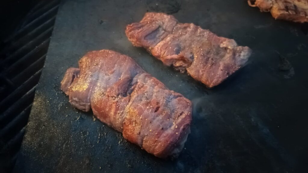 Diaframma di manzo in cottura sul barbecue