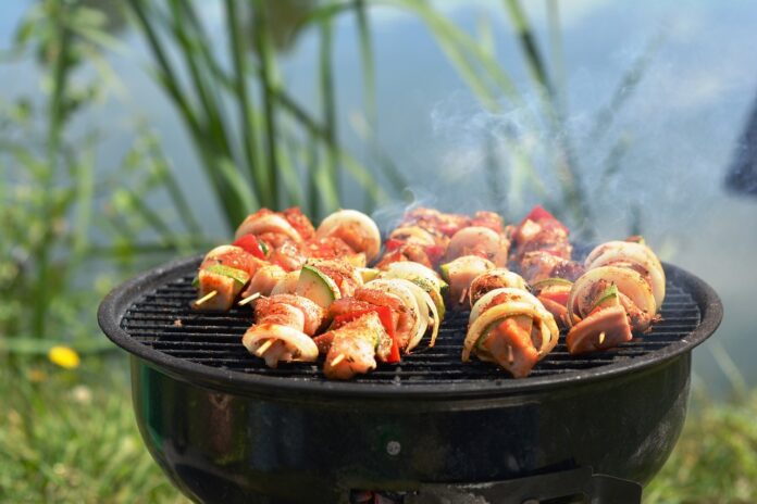 Cuocere gli spiedini sul bbq
