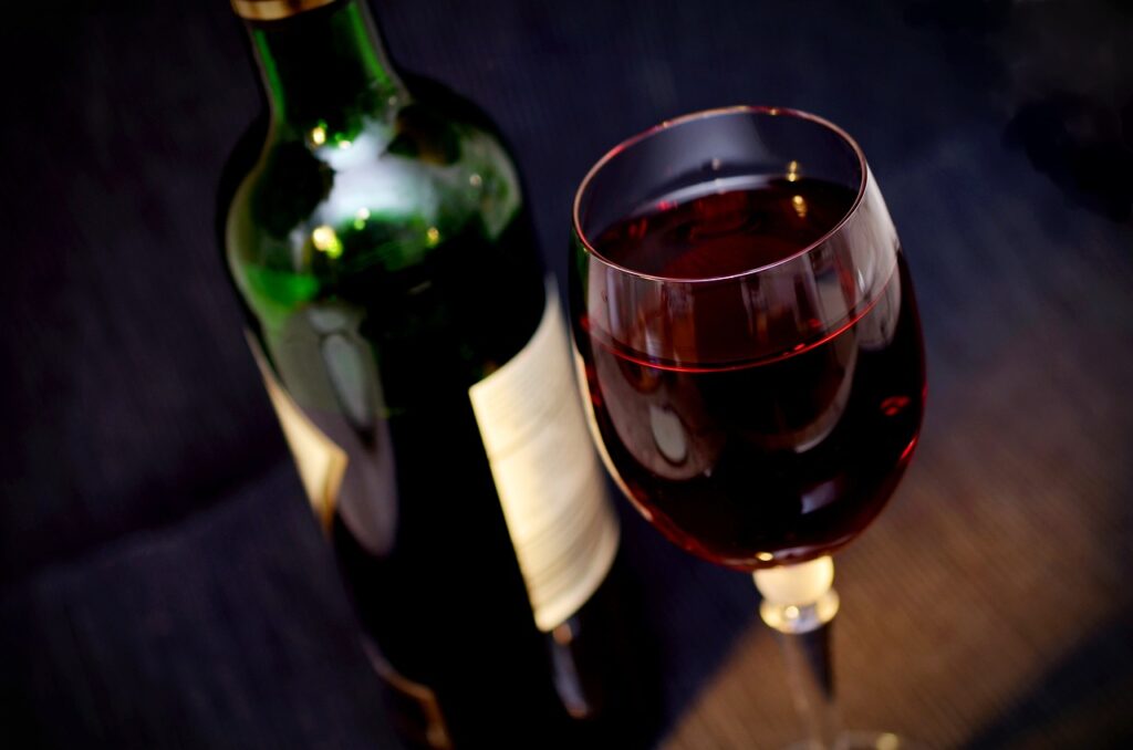 Un bicchiere di vino rosso