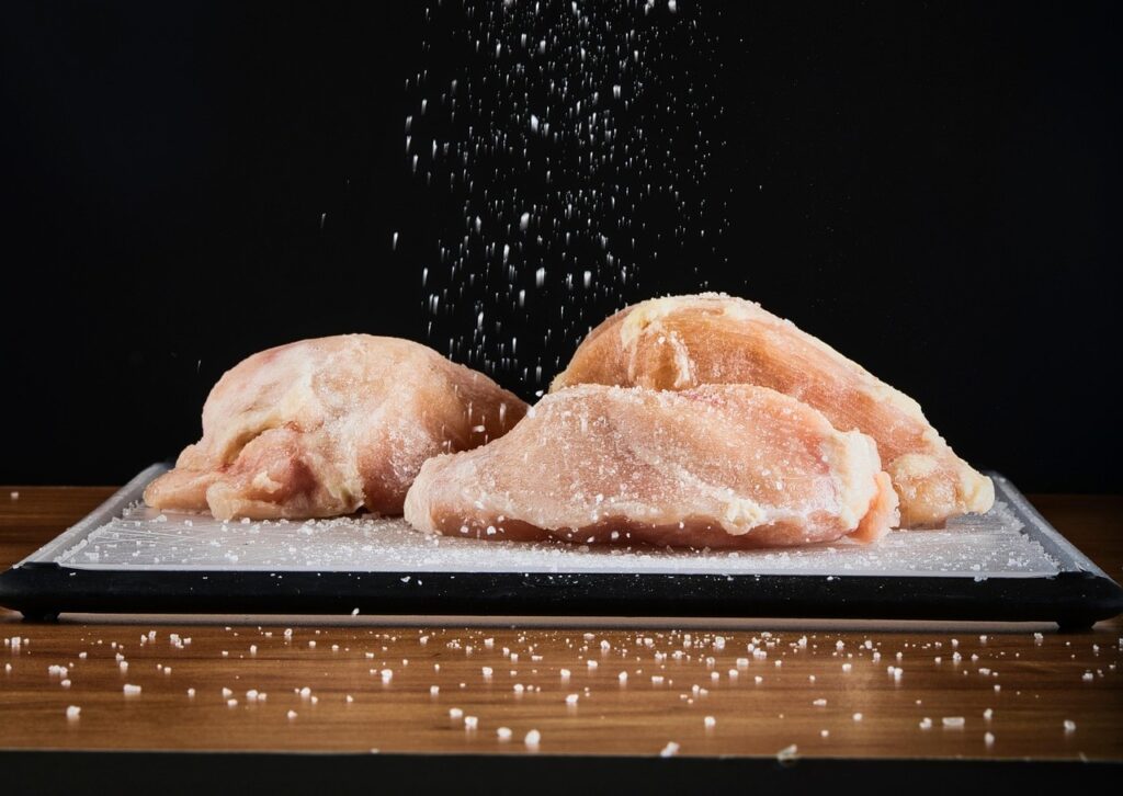 salare il pollo