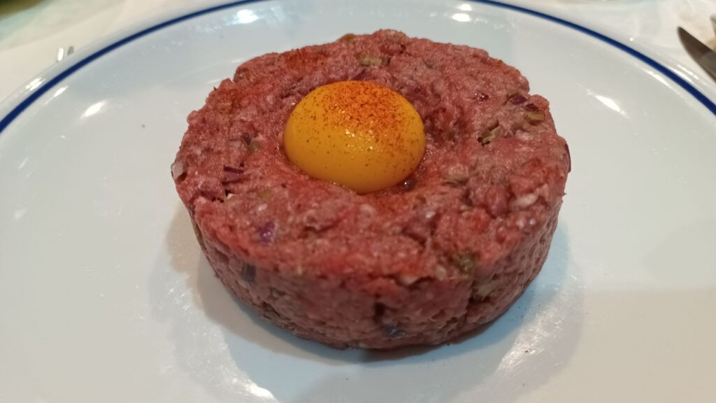 tartare carne uovo