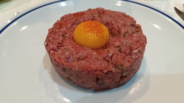 tartare carne uovo