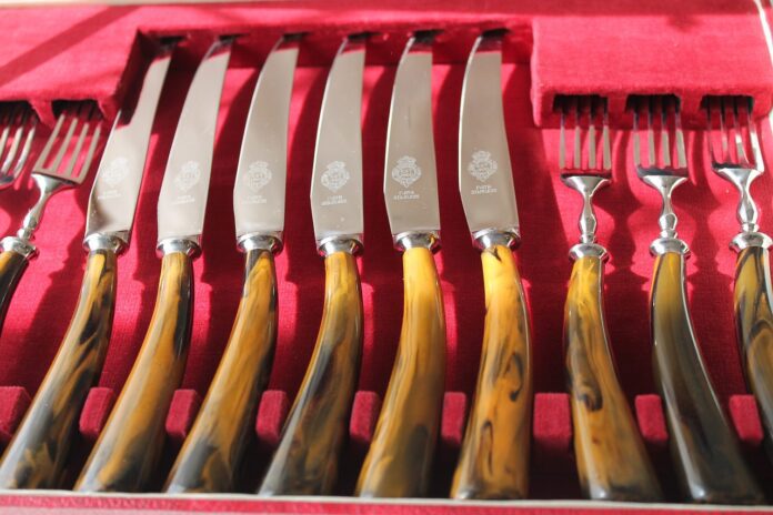coltelli posate scatola