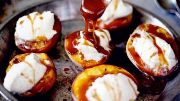 Pesche grigliate al Bourbon con gelato