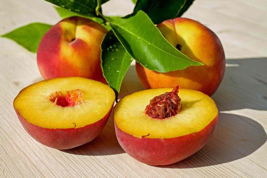 insalata di pesche noci grigliate