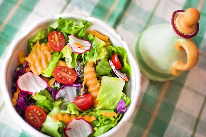 insalatiera con insalata