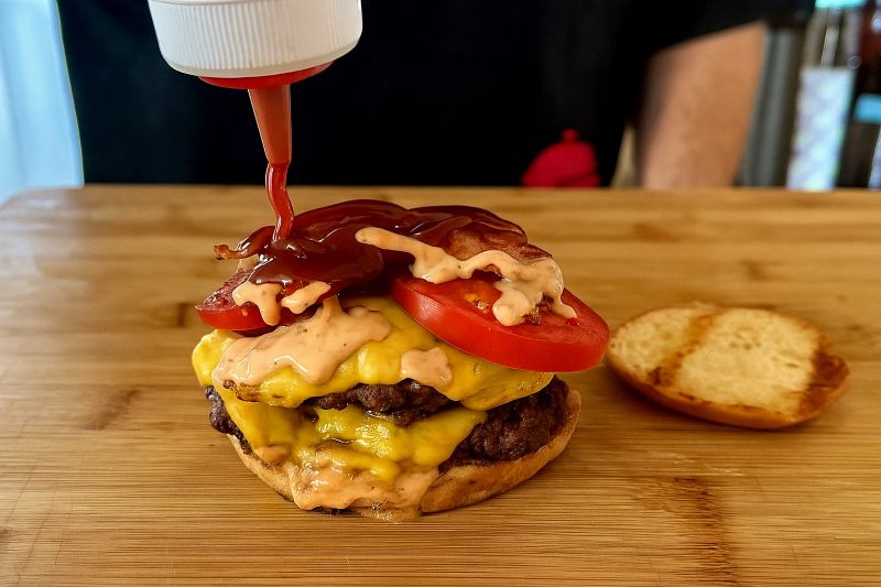 assemblaggio smash burger salsa