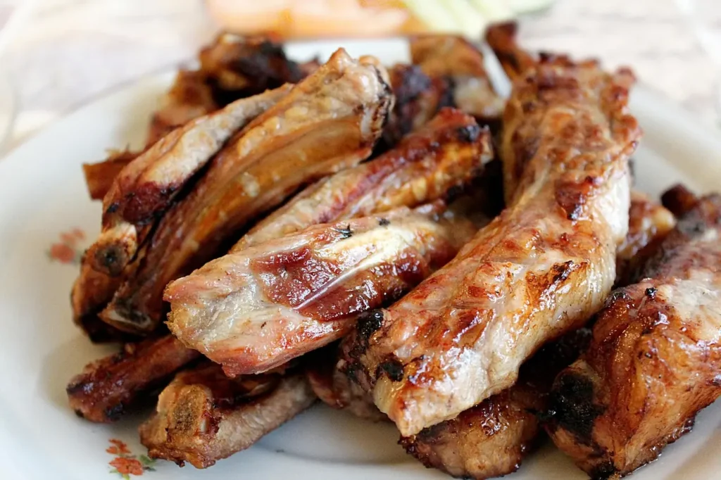 costine di maiale spennellate con salsa al bourbon