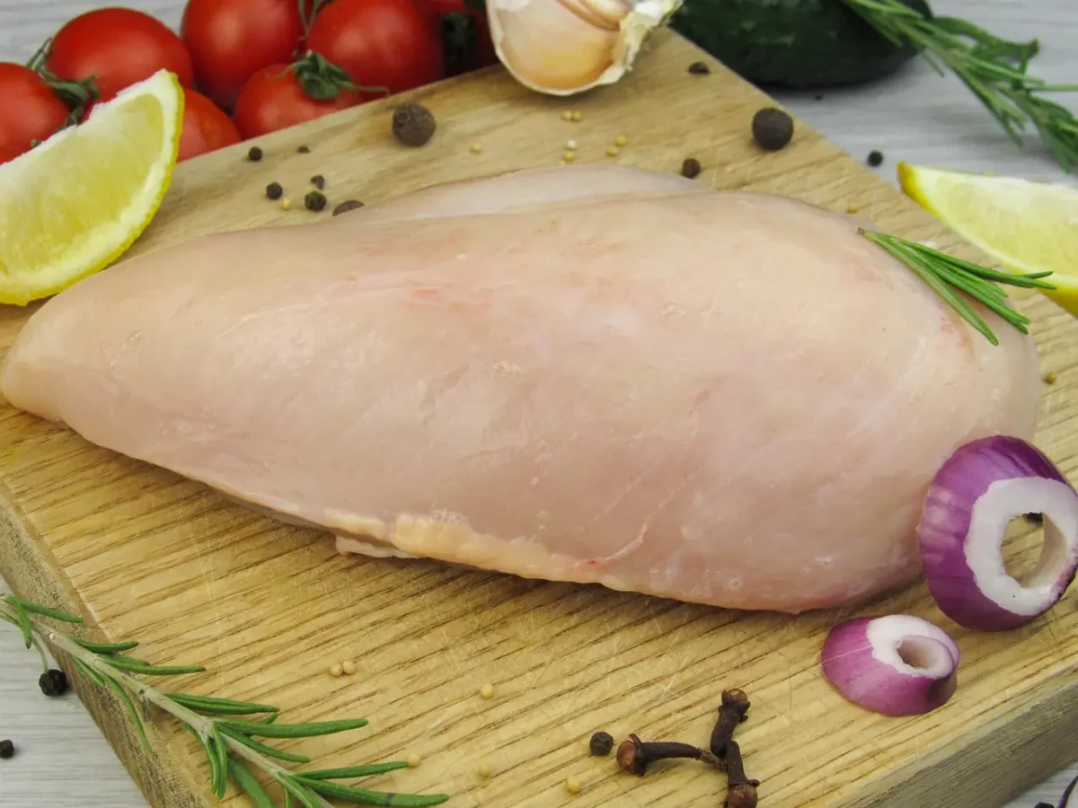 petto di pollo rosa crudo