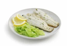 Ricetta del branzino alla griglia con odori pronto in 25 minuti branzino alla griglia impiattato