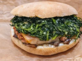 Panino con salsiccia smash, cicoria, funghi trifolati e scamorza affumicata