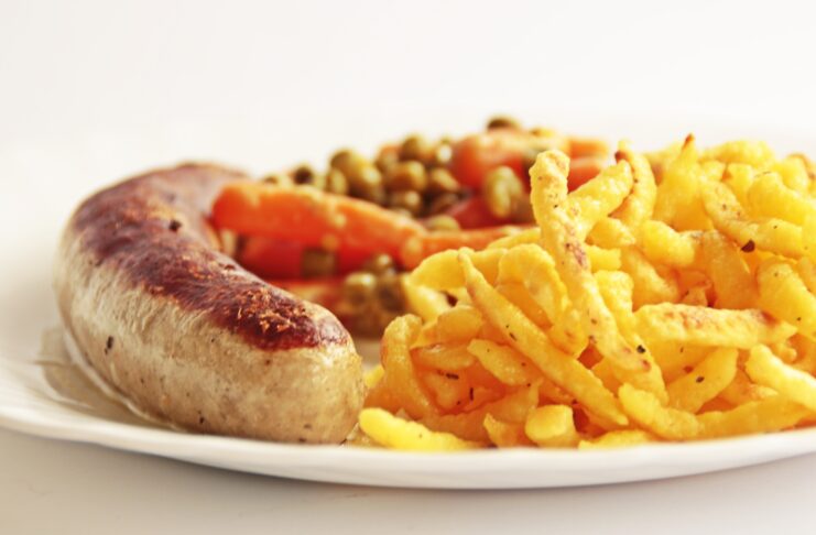 wurstel fanno male piatto patatine