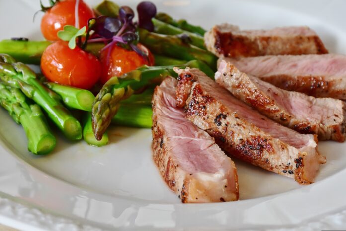 carne con miele maiale asparagi